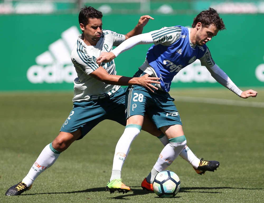 Cuca comanda treino tático e realiza testes no time visando Atlético-MG