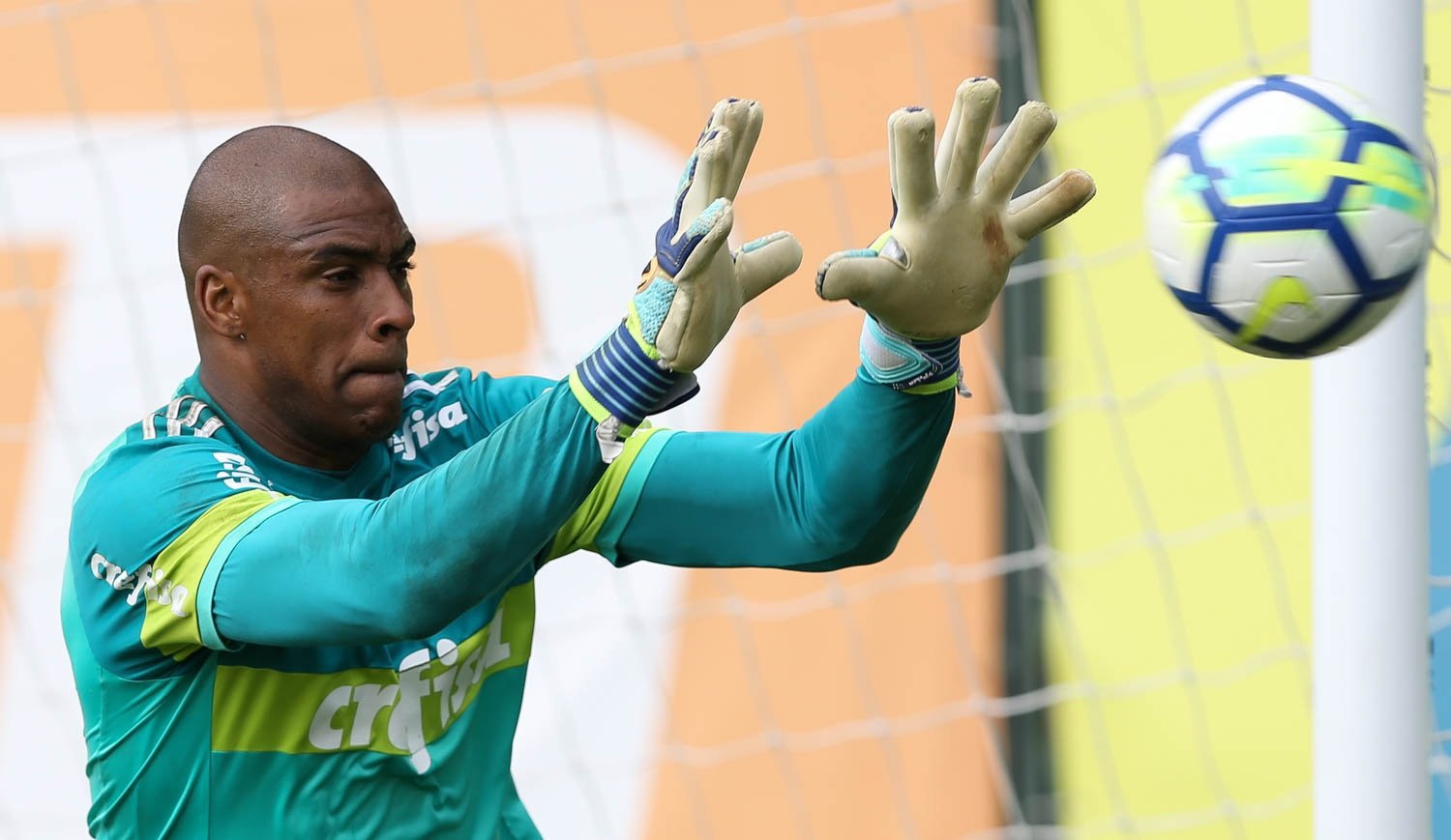 Roger Machado promove treino de posse de bola em primeira movimentação do dia
