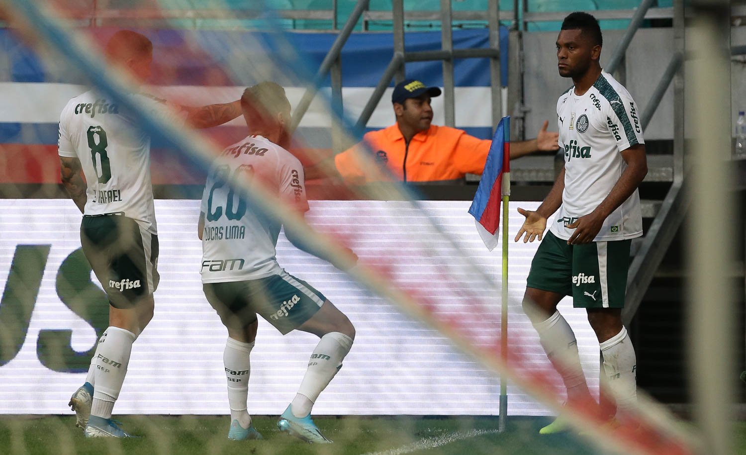 [COMENTE] Com Luiz Adriano se recuperando e Deyverson contestado, Mano deveria dar mais oportunidades para Borja na equipe titular?