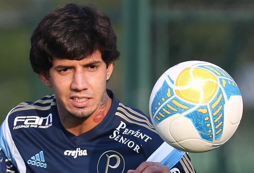 Identificado com clube, Victor Ramos agradece carinho da torcida: 'É incrível'