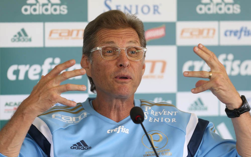 Oswaldo comenta preparação para jogo às 11h e cogita retorno de Zé para lateral