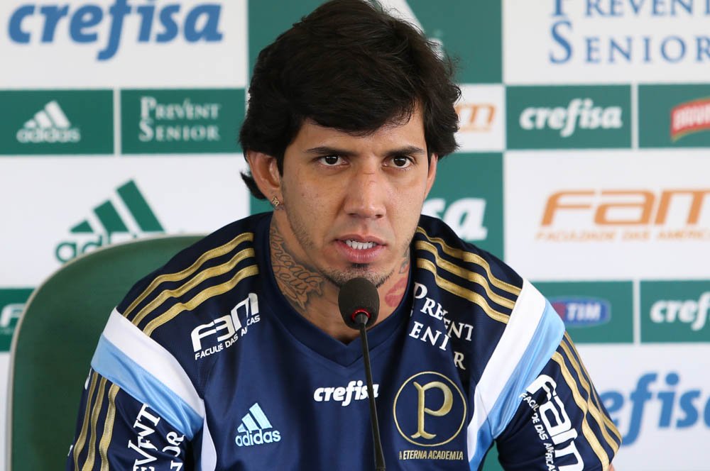 Victor Ramos celebra gol e placar elástico contra rival na arena: ‘Maravilhoso’