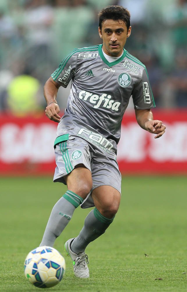 Palmeiras sai atrás, mas arranca empate com Internacional em Porto Alegre