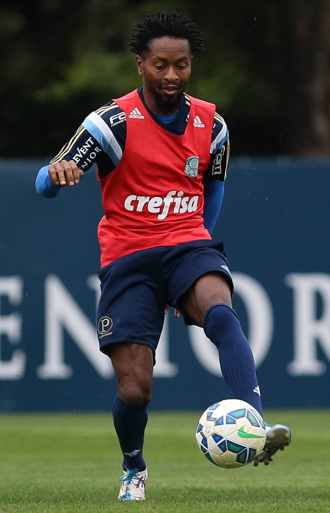 Zé Roberto e Arouca treinam e podem ser novidades no domingo