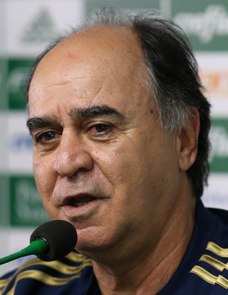 Oliveira pede ‘postura de campeão’ em casa, mas alerta: ‘Tem de ter equilíbrio’