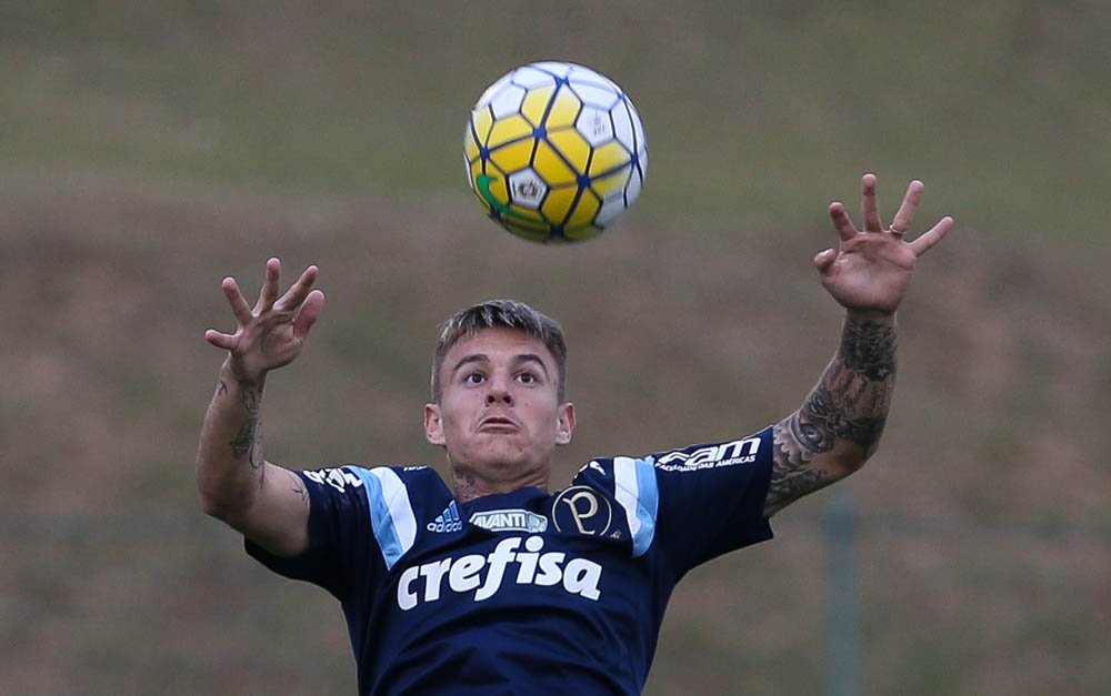 Cuca esboça time, faz testes e comanda treino coletivo em Atibaia-SP