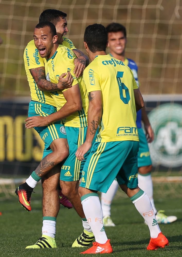 Palmeiras recebe torcida em treino descontraído antes de duelo com Chapecoense