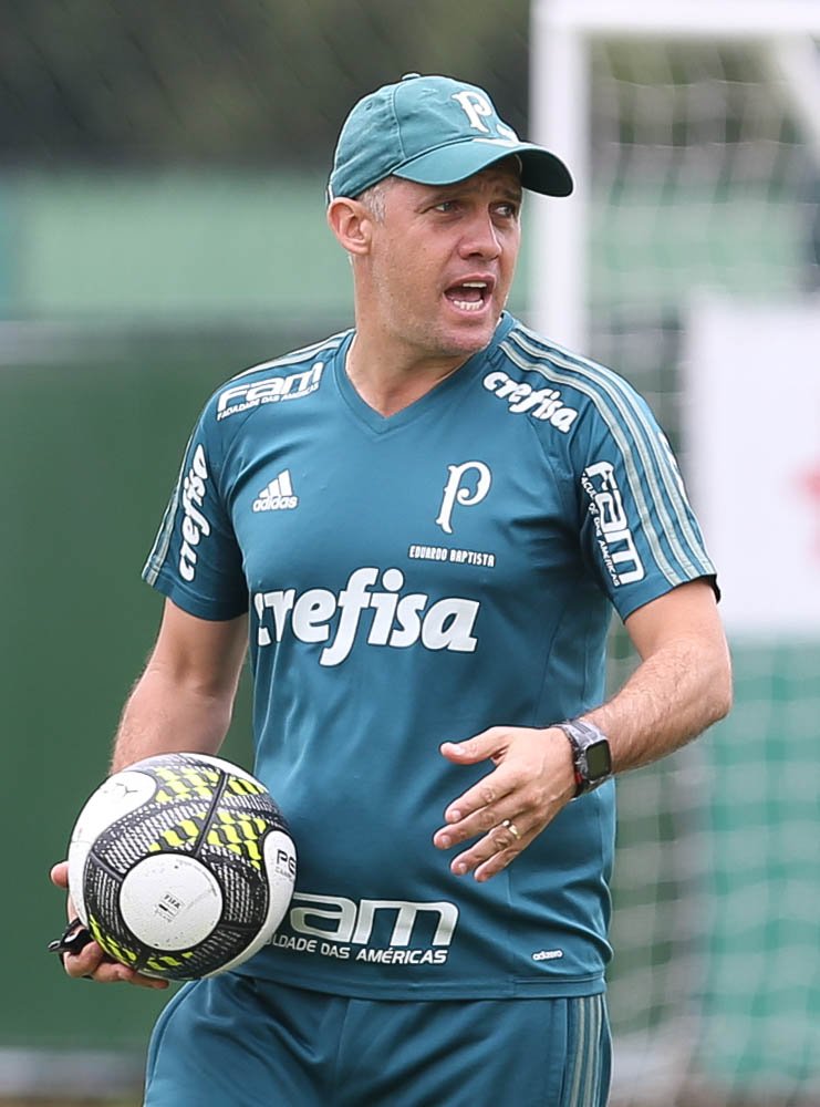 Eduardo Baptista promove treino em campo reduzido na Academia de Futebol