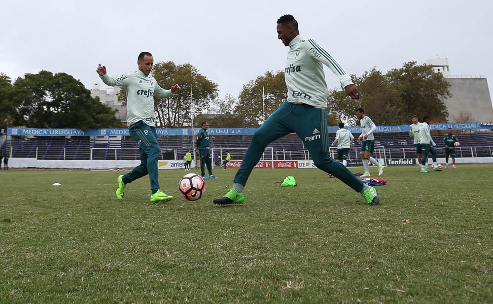 No Uruguai, Palmeiras faz último treino antes de duelo com Peñarol