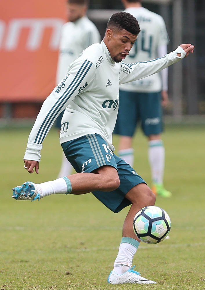 Cuca esboça time e faz ensaios visando confronto com Chapecoense