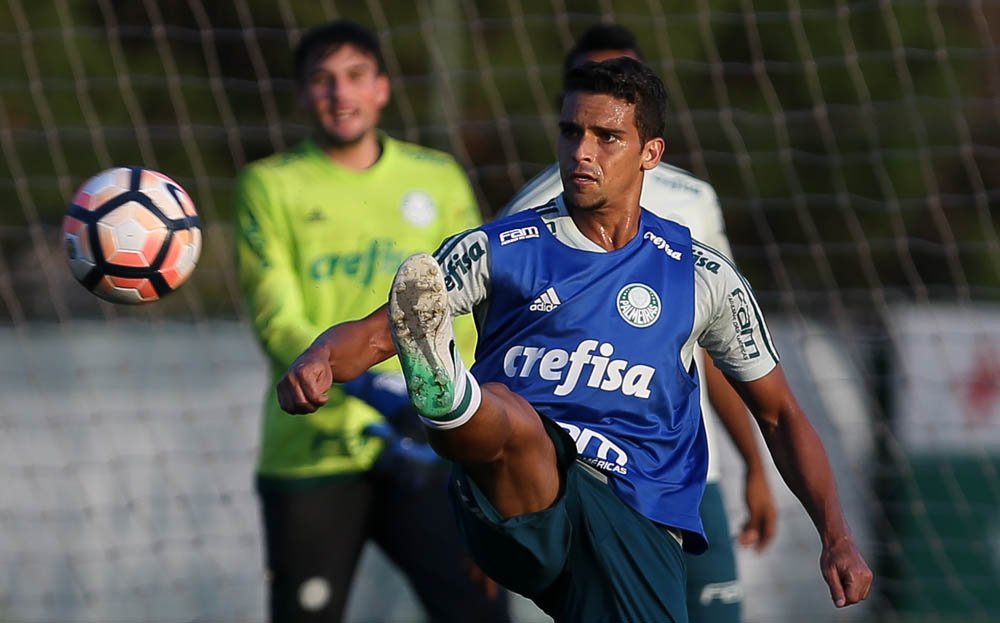 Elenco realiza treino técnico no gramado; Titulares focam na recuperação