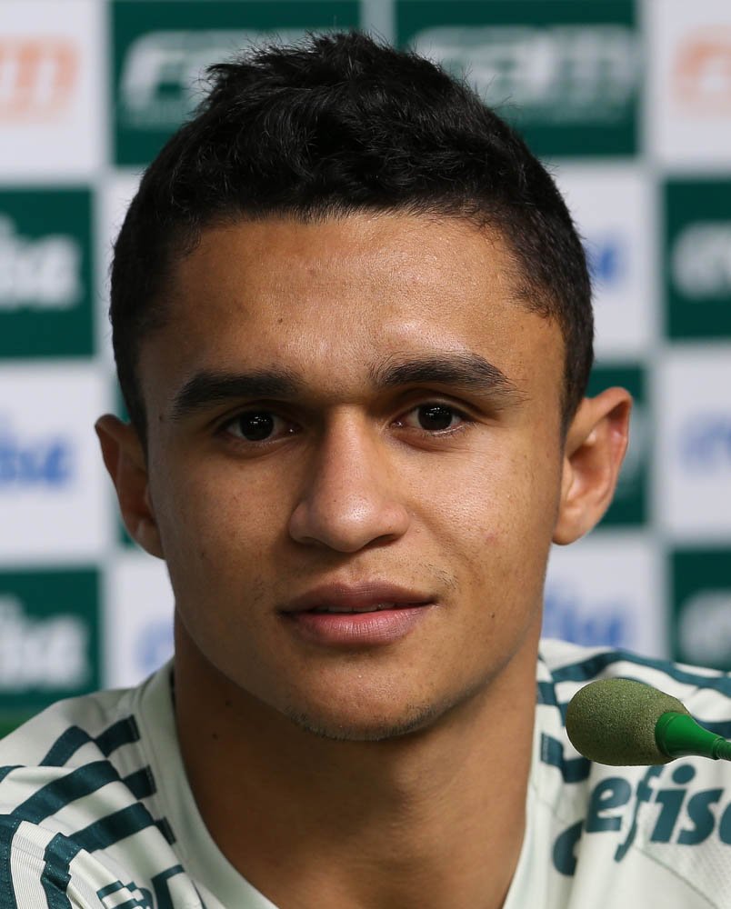 Sorridente, Erik celebra boa atuação e exalta vitória: ‘Confiança lá em cima’