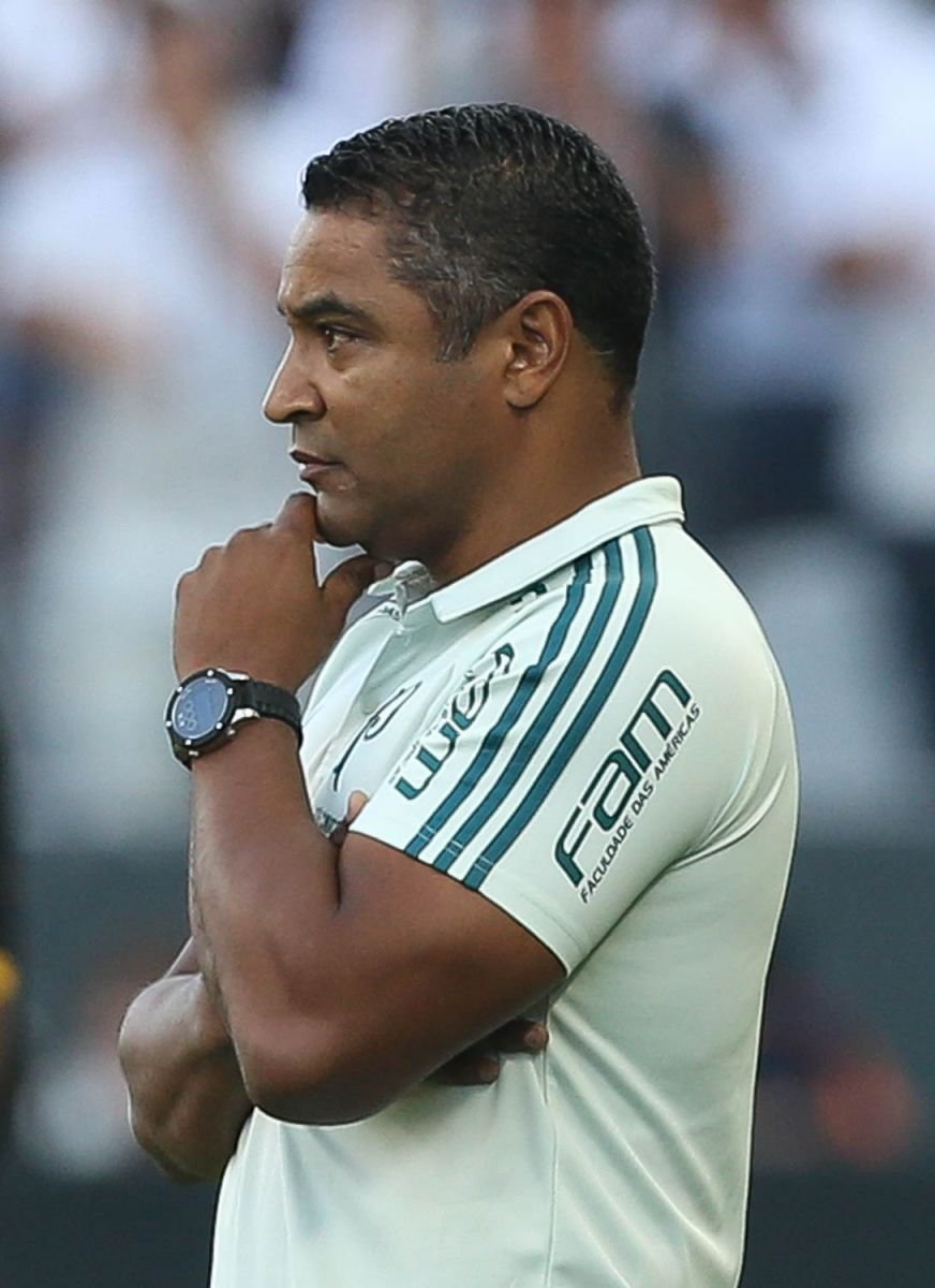 Após revés, Roger Machado avalia atuação do time no clássico contra Corinthians