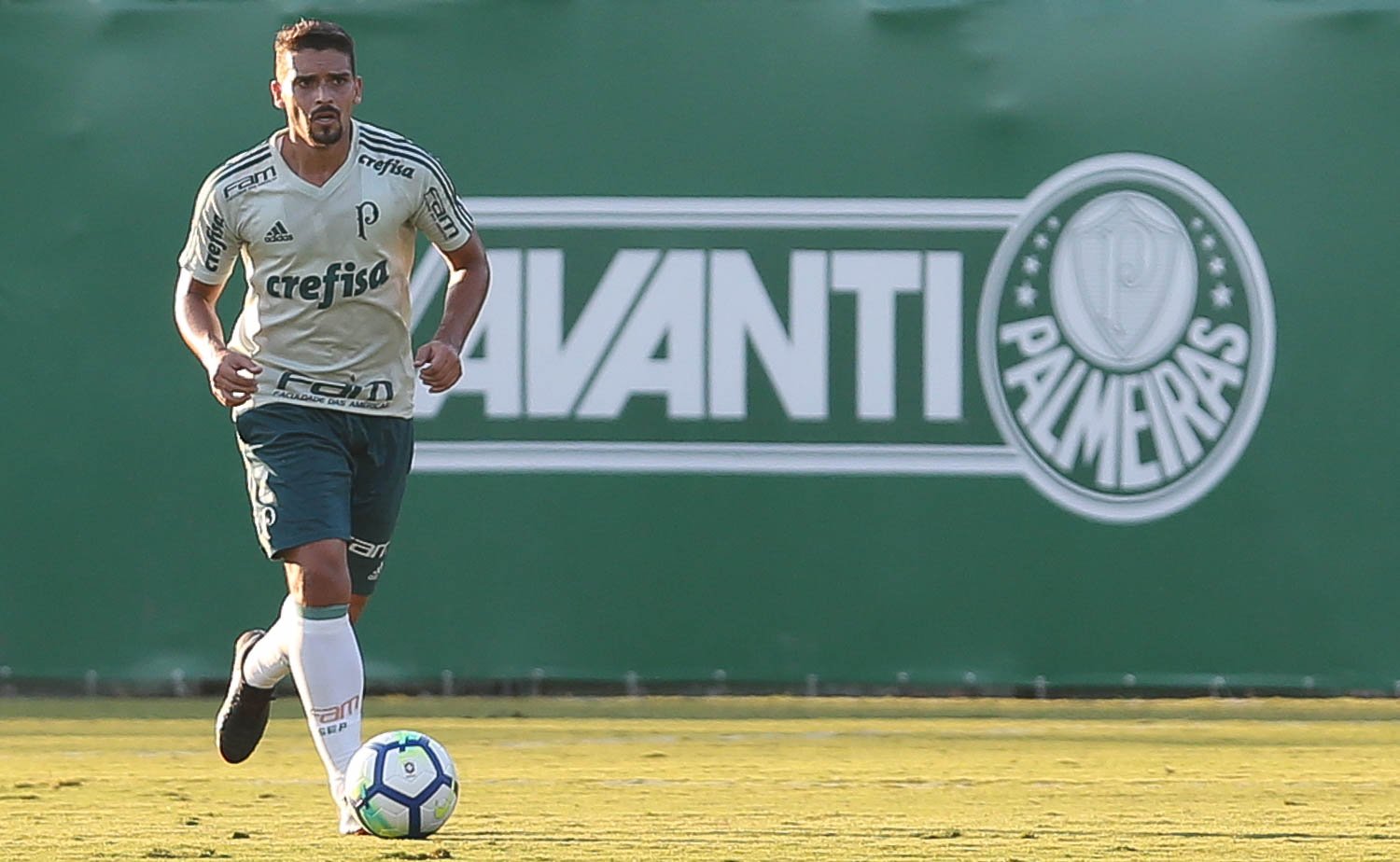 Na Academia de Futebol, Palmeiras faz treino técnico em campo reduzido