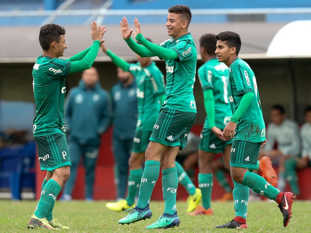 Sub-17 garante vaga antecipada no Paulista, e Sub-15 vence o Amparo fora de casa