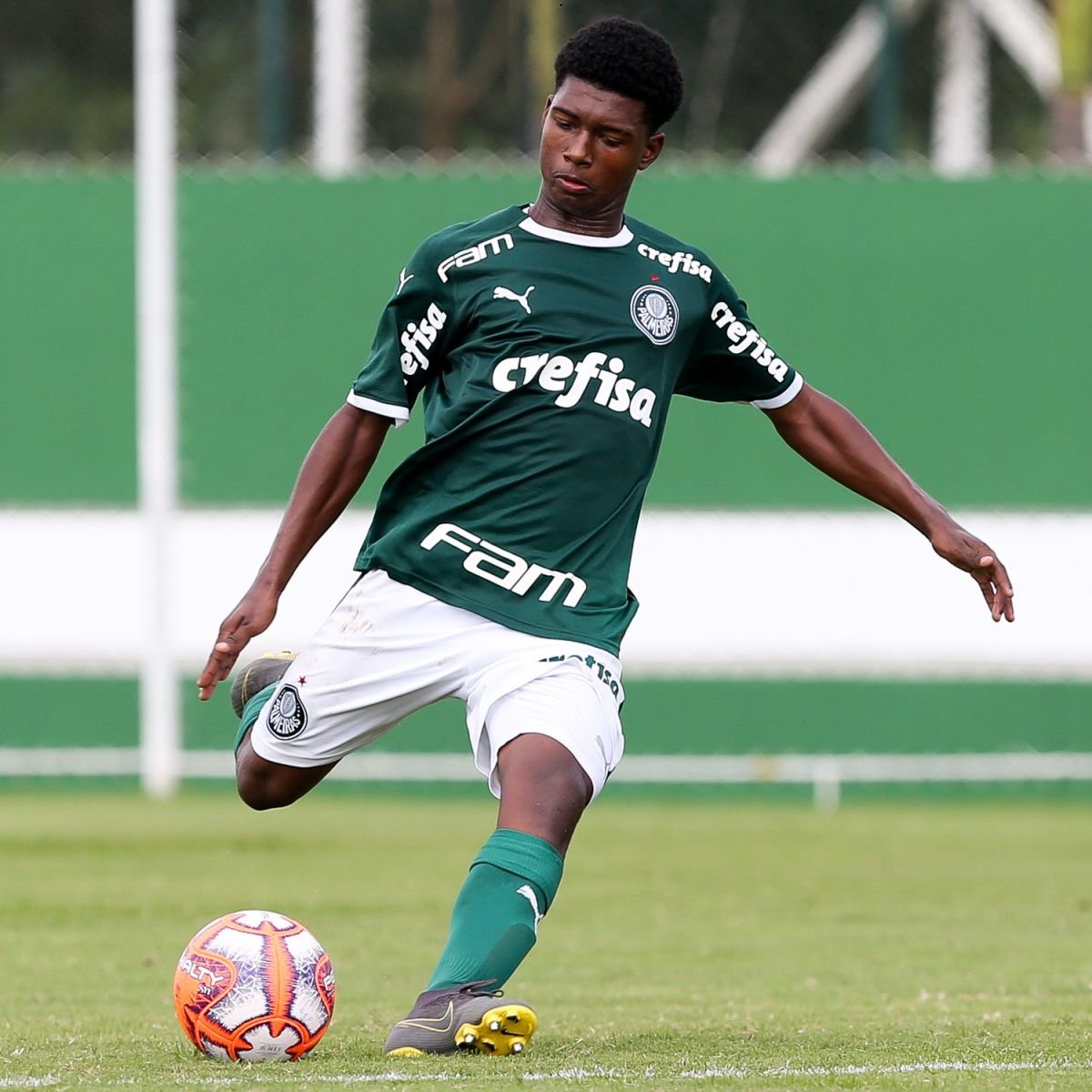 Volante do Sub-15 do Palmeiras é convocado para a Seleção Brasileira