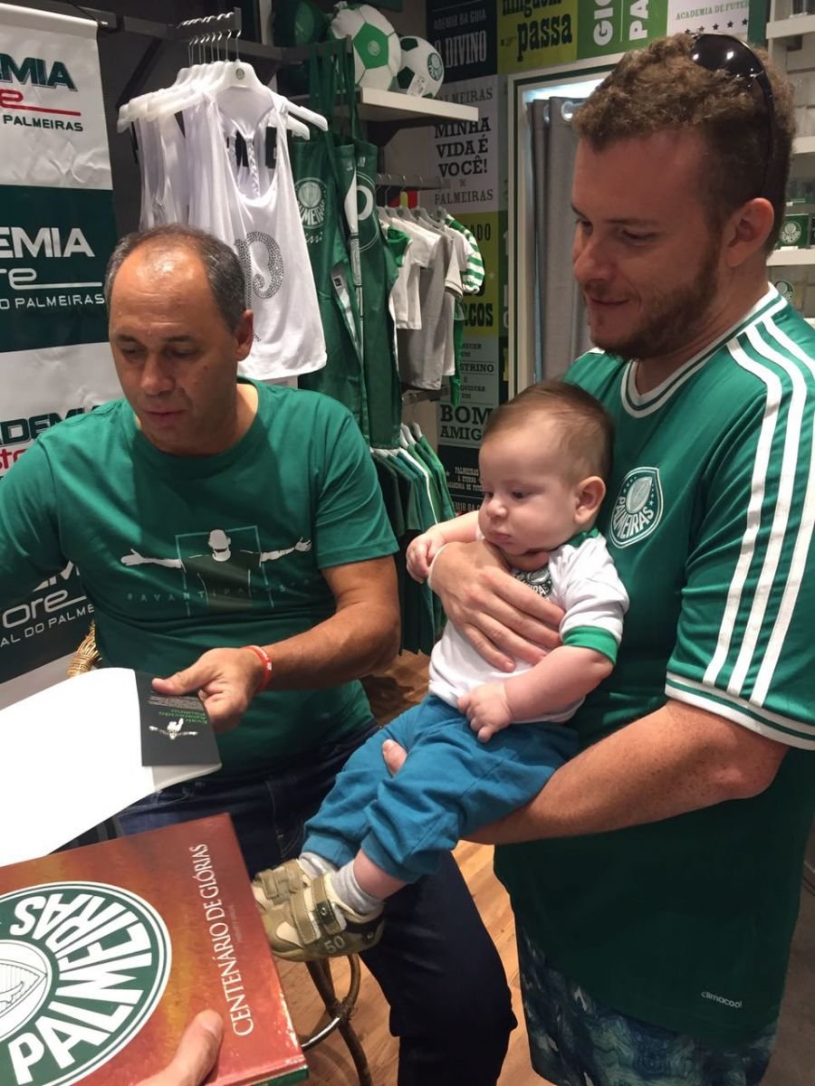 Evair participa de noite de autógrafos na Academia Store de São José dos Campos