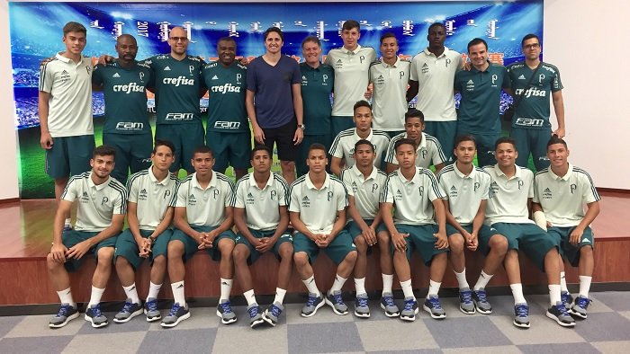 Na China, atletas do Sub-16 do Palmeiras assistem a palestra do pentacampeão Edmílson