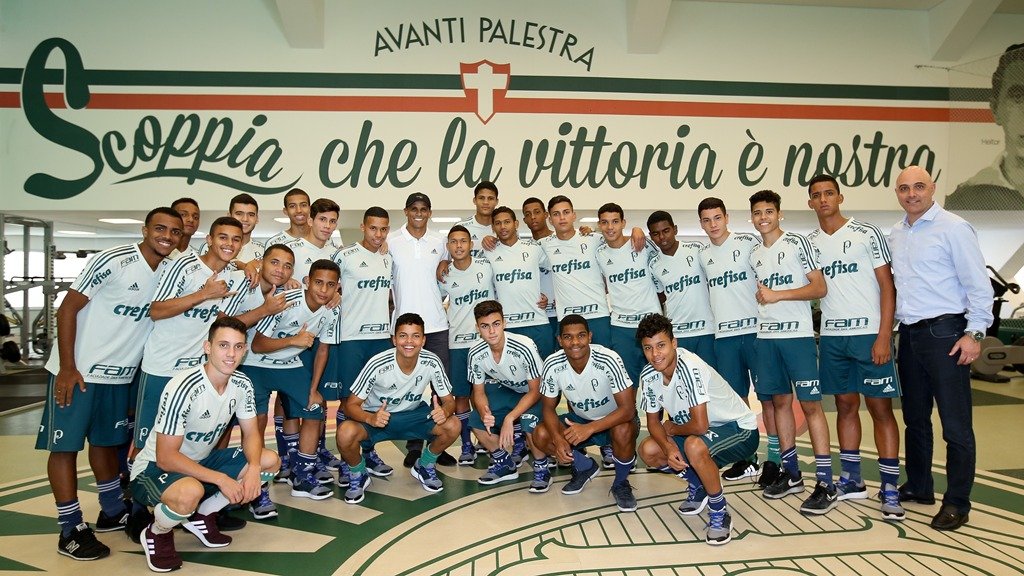 Rivaldo visita Academia de Futebol após 21 anos e se impressiona com estrutura do clube