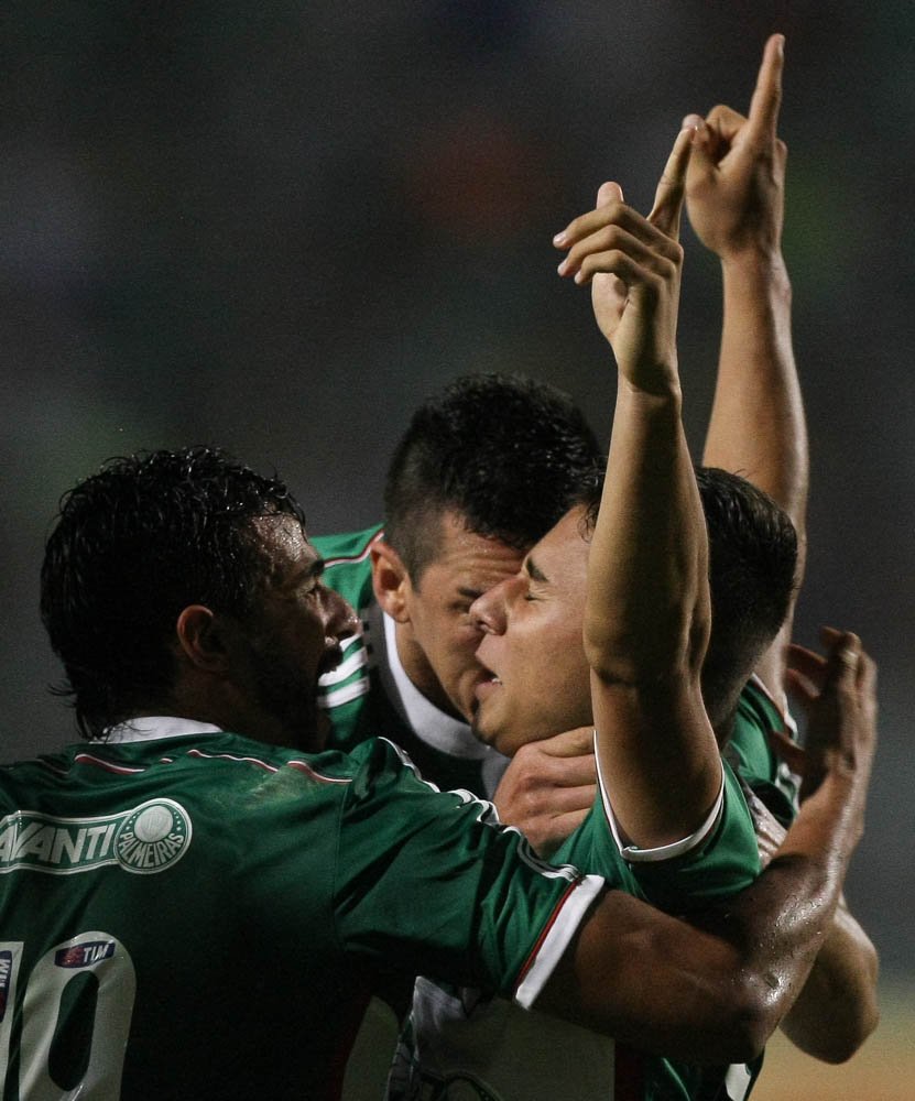 Mais novo do elenco, J. Pedro celebra 1º gol como profissional; Dorival elogia