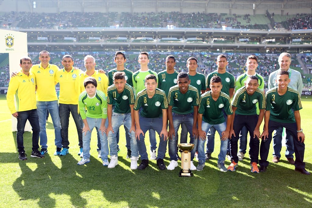 Campeões do futsal dão volta olímpica no Allianz Parque e celebram título