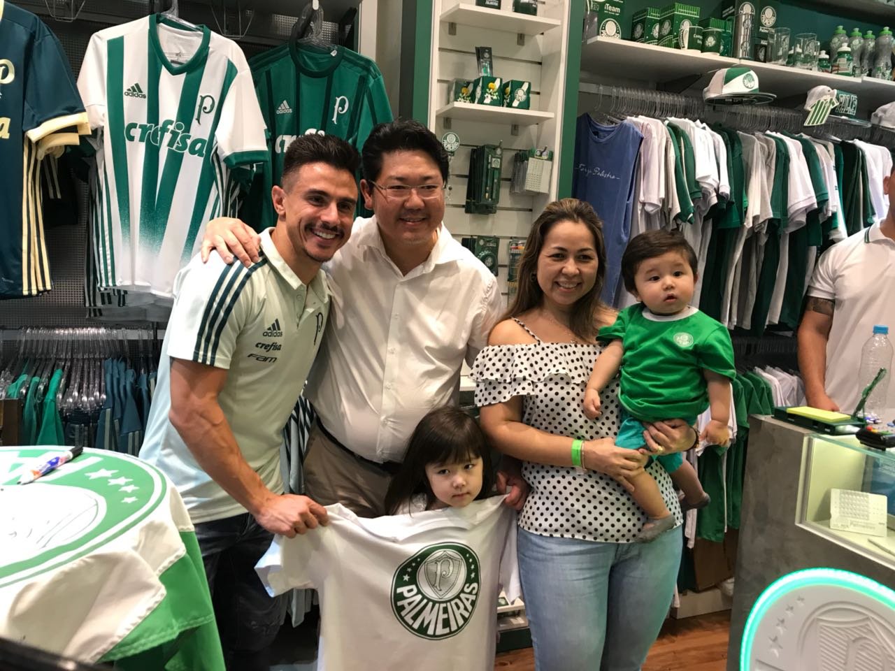 Com festa da torcida, Willian protagoniza noite de autógrafos em loja oficial