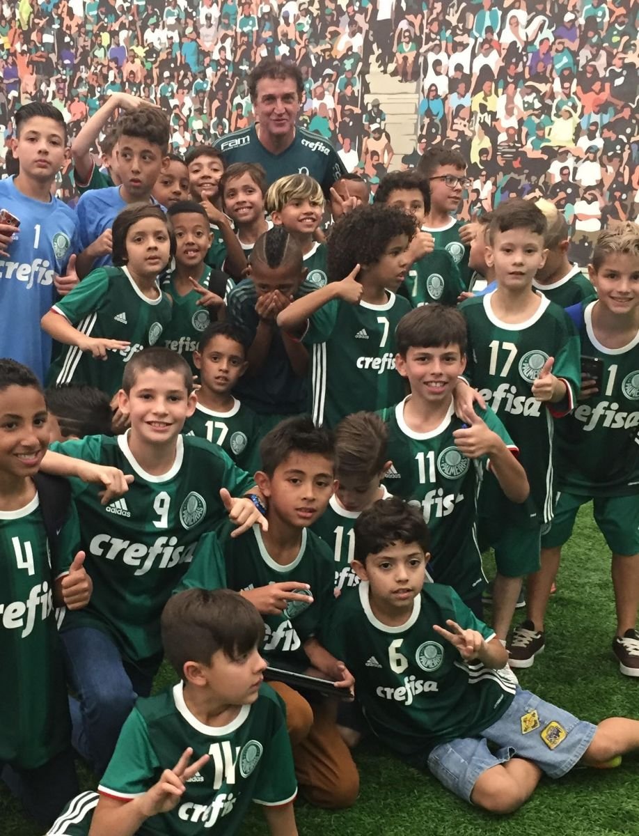Garotos do futsal visitam treino do Verdão e fazem a festa ao conhecerem ídolos