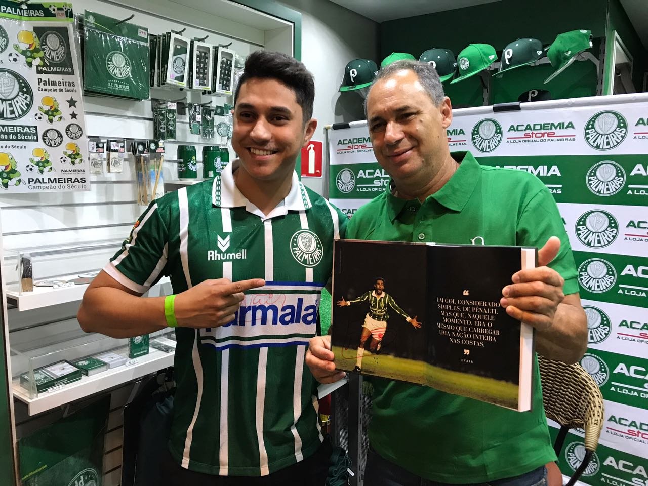 Evair visita loja oficial de Diadema para divulgar biografia pela última vez no ano