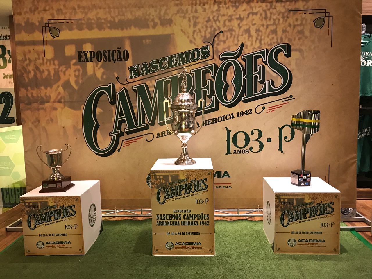 Troféus históricos continuam em exposição na Academia Store até o dia 30