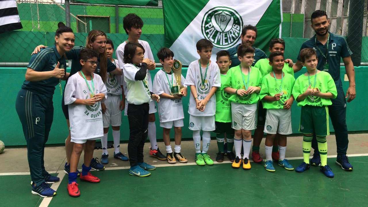 Alunos do futsal do clube encerram o ano com premiação do Torneio Reis da Quadra