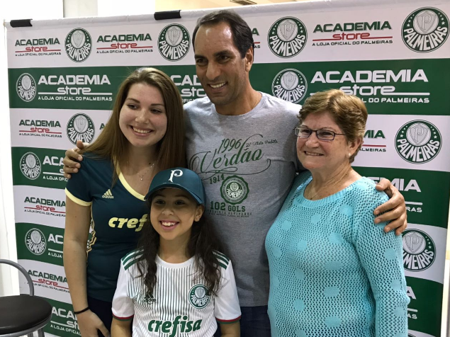 Edmundo faz alegria de centenas de torcedores na Academia Store de Guarulhos