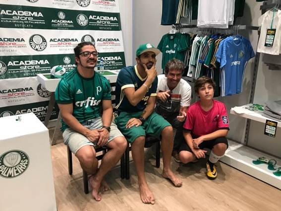 Criador da ‘pose de quebrada’, Thiago Ventura recebe torcida em loja oficial