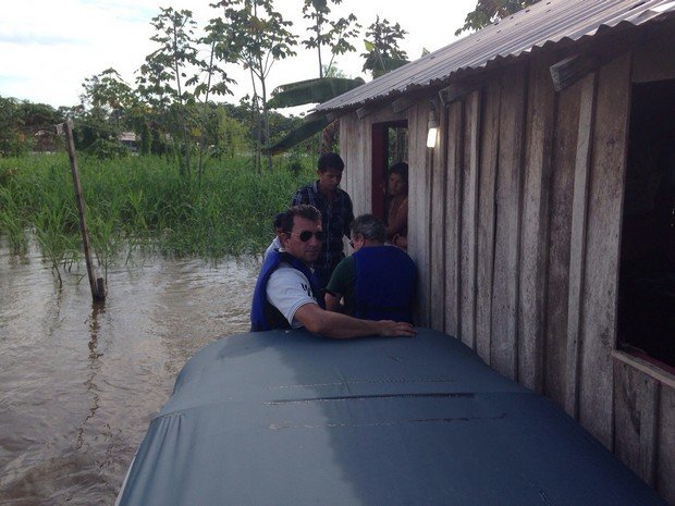 Avaliadores do Palmeiras visitam Amazonas e distribuem alimentos à população carente