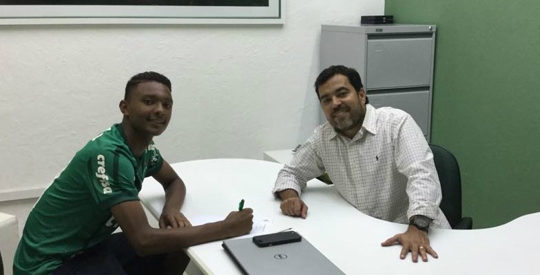 Convocado ao Mundial Sub-17, lateral Luan Cândido renova com o Palmeiras