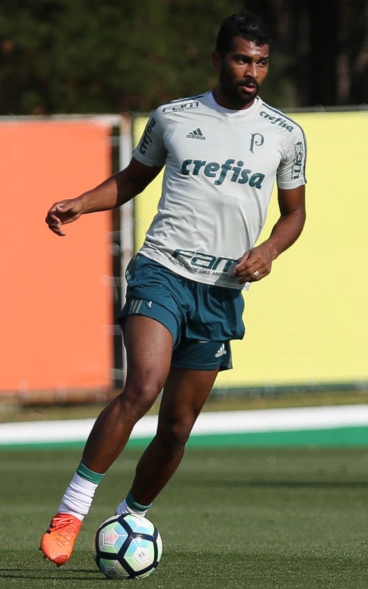 Elenco realiza treino técnico em preparação ao duelo com a Ponte Preta