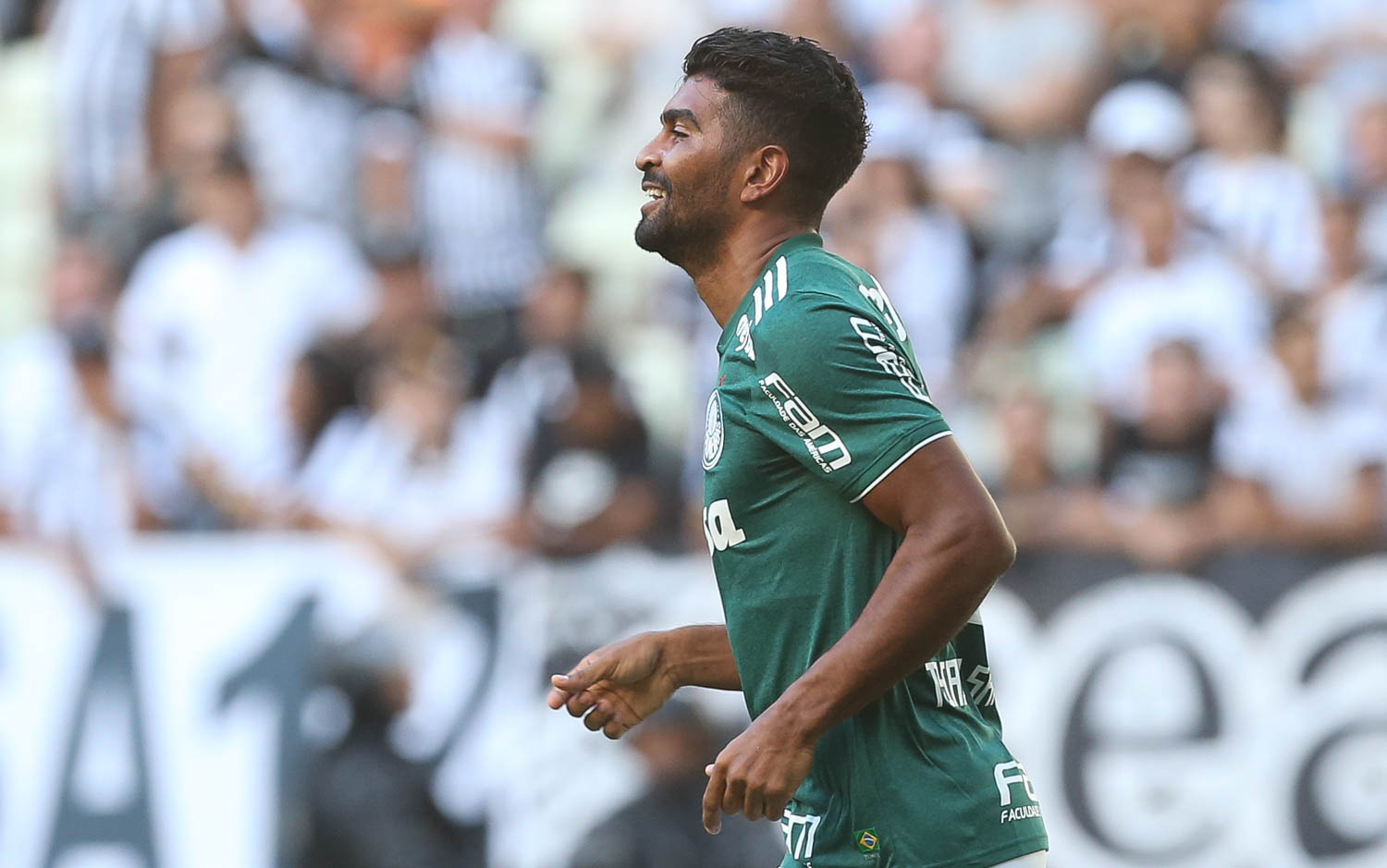 Cesar Greco/Ag. Palmeiras/Divulgação_Além dos desarmes, Thiago Santos também colaborou no ataque: o volante marcou contra o Ceará, no primeiro turno