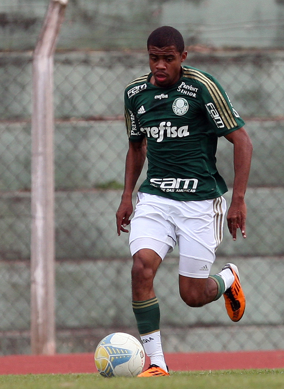 Fabio Menotti/Ag. Palmeiras/Divulgação _ Taylor passou a jogar na lateral-direita por sugestão do técnico Marcos Valadares