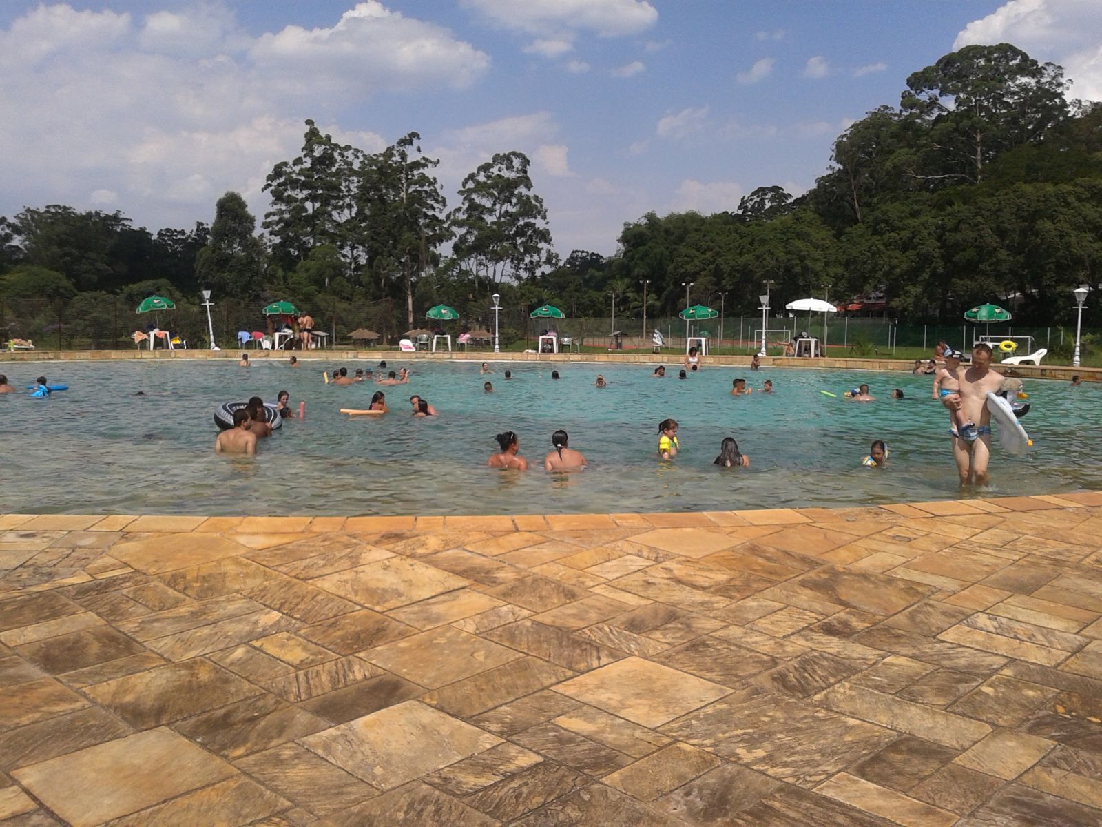 Clube de campo se prepara para o verão com piscina e salão de jogos  reformados – Palmeiras